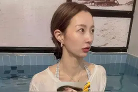 毁三观：上海一女子穿着透明装下泳池，亮点一览无余，太尴尬了！图片