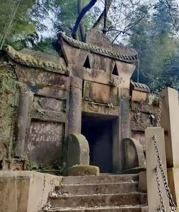 重庆大足深山有一神秘洞窟，洞口对联无人能懂，如同天书