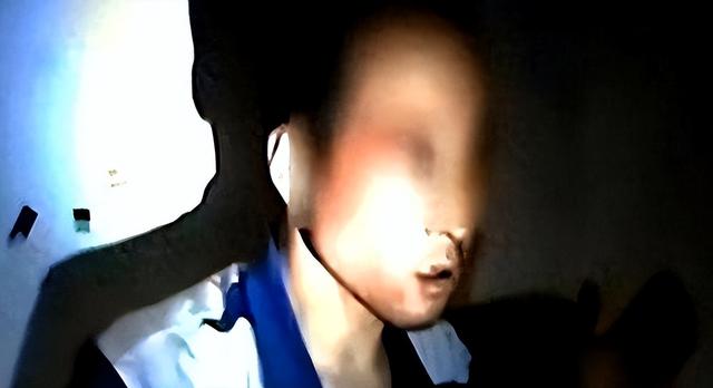 边境赌博有多可怕？女的裸体拍卖，男的生拔指甲，远比想象中可怕