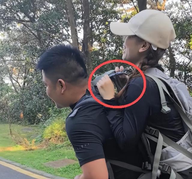 广东女子登山脚崴，被陌生小伙背40分钟下山，恶心的一幕出现了