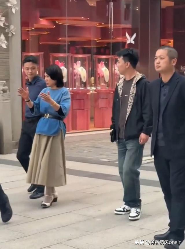 71岁董明珠现身武汉，半身裙小皮鞋打扮洋气, 与小朋友贴贴好有爱