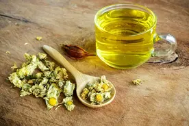 长期喝菊花泡水，清热解毒，又降脂？长期引用有伤肝风险图片