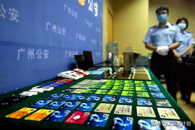 大批内鬼被抓！公安部披露惊人内幕，幕后黑手身份曝光，不简单