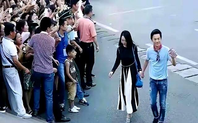 51岁的何炅，牵手54岁的杨钰莹，年过半百的俩人，画面温馨