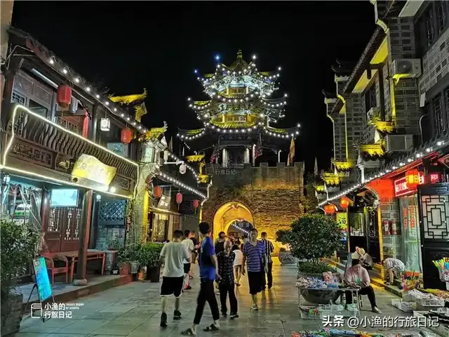 藏在秦巴腹地的陕南小城，汉江将它一分为二，沿江的石头全是红色