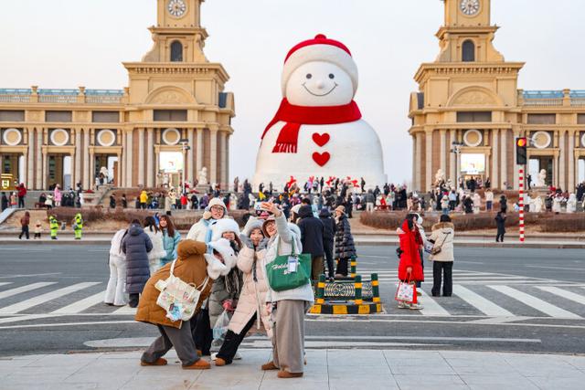 顶流归来！哈尔滨群力音乐公园大雪人引客打卡