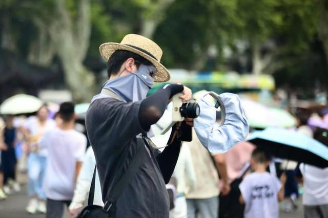 高温“烤”验下 西湖边游客热情不减