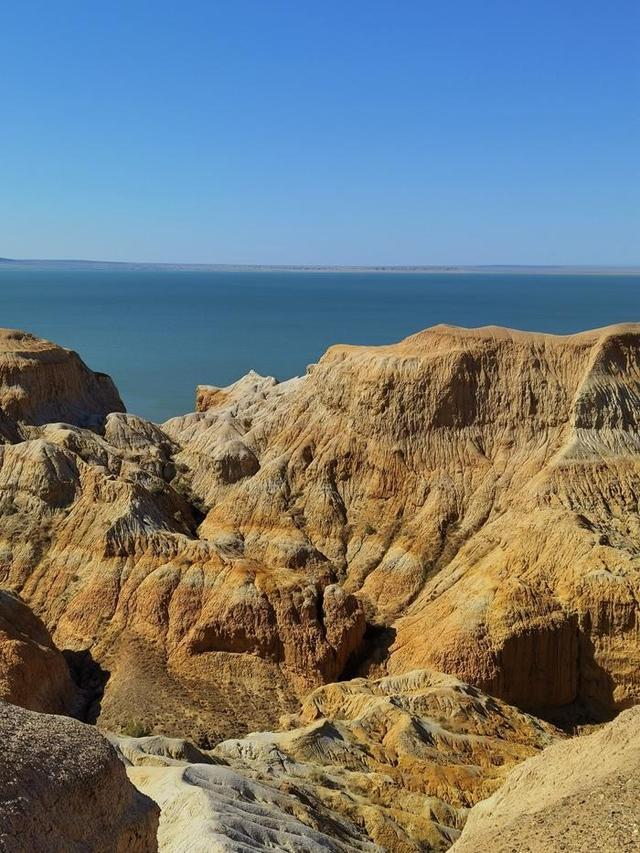 游新疆乌伦古湖海上魔鬼城