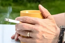 长期吸烟又坚持喝茶的人，后来身体怎样了？医生揭晓答案图片