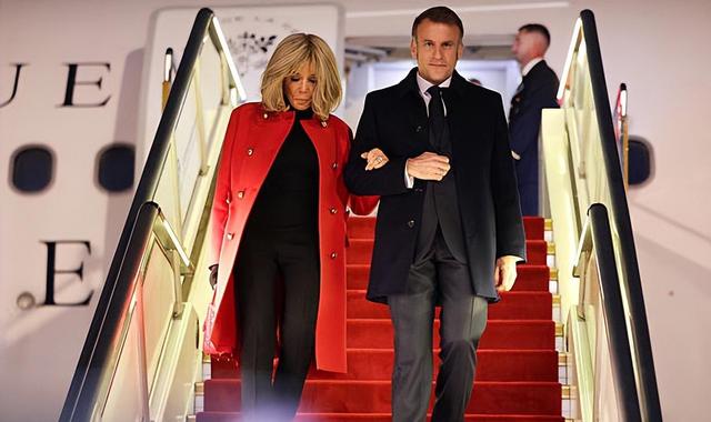 72岁法国第一夫人抵京惊艳，红大衣配戴妃包超美