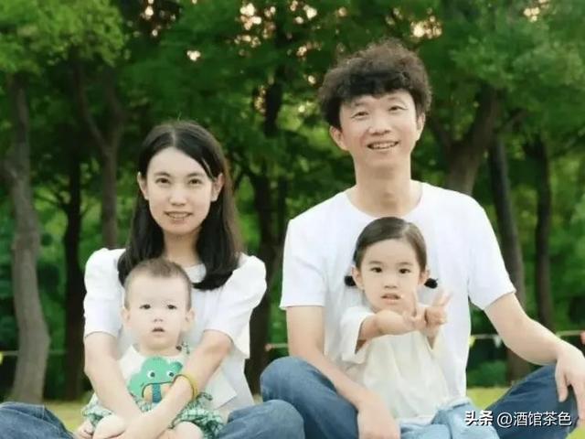 怪不得宋家腾能这么火，看看他妻子是谁就知道了，娶个贤妻旺三代