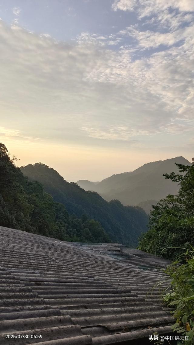 夜爬峨眉山 我花了15个小时