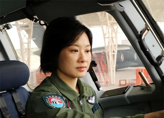 阅兵女机长身份曝光！私生活被扒牺牲太大，老公不简单，央视点名