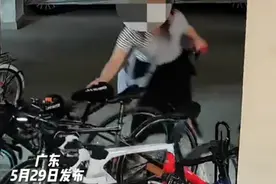 女子为占公共车位，推倒自行车后续：车价值上万，车主回复不和解图片