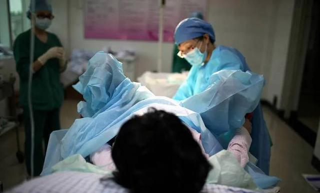 为什么新生儿出生时身高大多是50厘米？医生：因为孩子疼爱妈妈