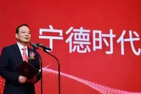 李嘉诚被迫走下“铁王座”，站在特斯拉身后的男人，终于藏不住了图片