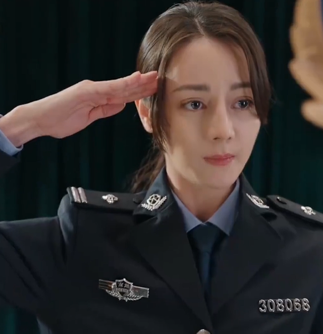 不会演别尬演！看《利剑玫瑰》迪丽热巴，把国家一级演员都演懵了