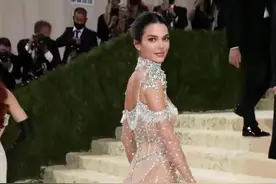 世界名模全透视走秀：挑战极限，绽放时尚新篇章图片