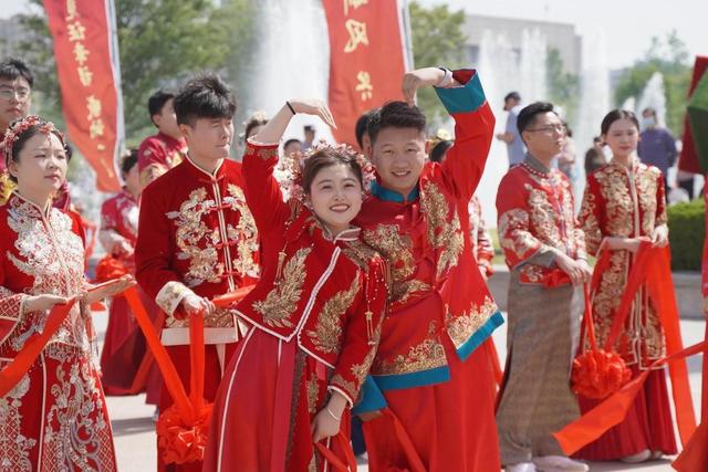 嫁给他的那一刻，全县都在沸腾，这段婚姻凭啥成焦点？