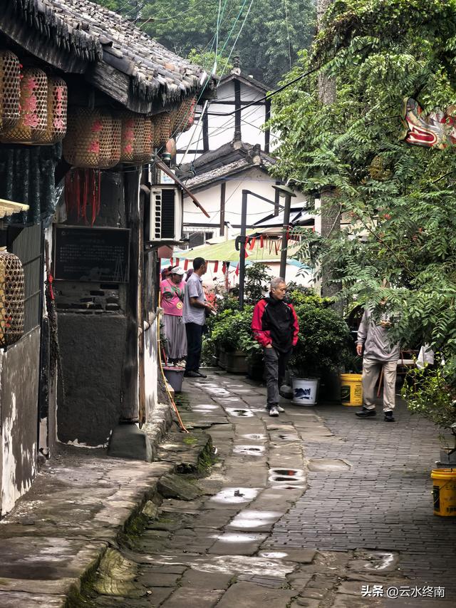 在四川巴盐西运的“盐运第一滩”，我是流着口水逛完这个古镇的