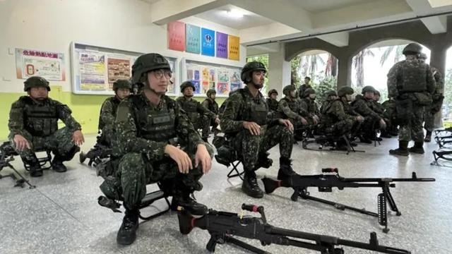 特朗普有麻烦了，日本发警告，台高层喊话大陆：我们真不想动手