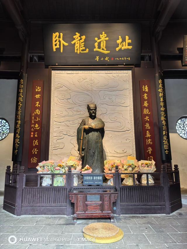 腾龙阁望汉江浩渺苍茫，古城头看襄阳心越千年。