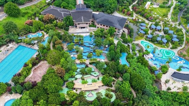 大凉山冬韵：冰雪、暖泉与阳光交织