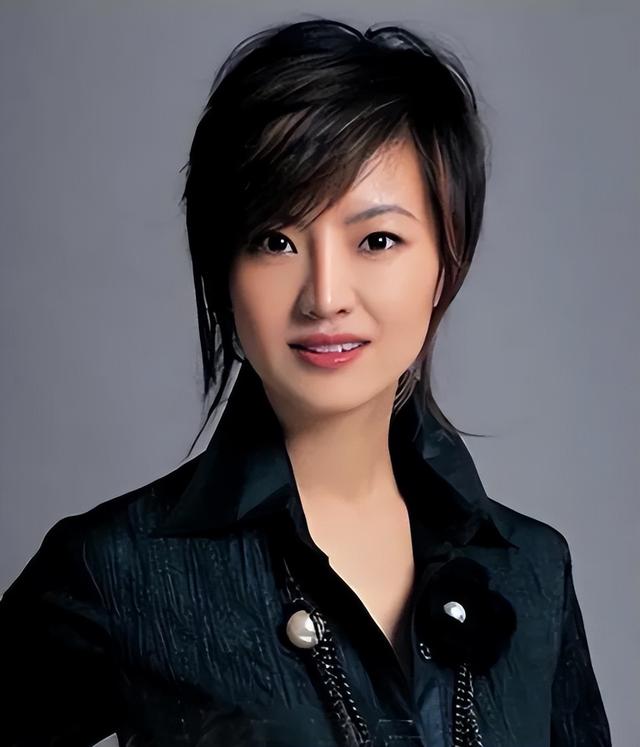 她是央视主持人，和撒贝宁同居4年，如今却变成这样