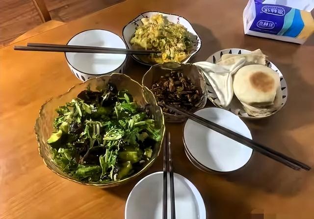 青岛母子3人晚餐，晒圈火了，网友：太寒碜了，猪看了都摇头！