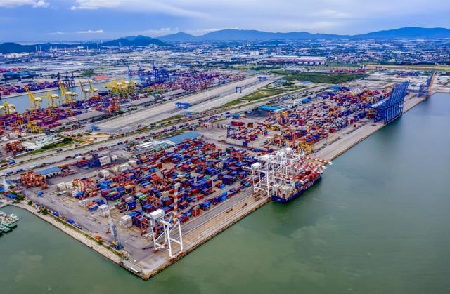 83岁拜登带病出山，一开口就冲着中国来，对特朗普痛心疾首