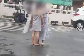 洛阳一女子一丝不挂站在街中央，路人争相拍照，男子一举动很暖心图片