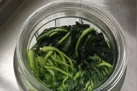 腌雪里蕻，只放盐容易坏，农村大娘教2招，又绿又脆，一年不变质图片