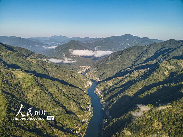 安徽歙县：新安江畔初秋晨韵