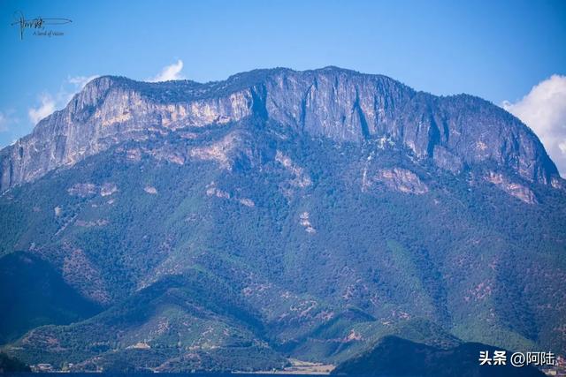 泸沽湖畔的狮子山海拔3770米,是摩梭族传说中格姆女神的化身