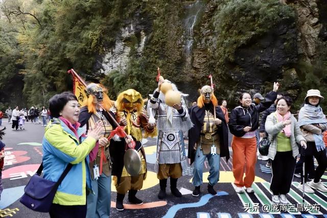 国庆假期第二天，官鹅沟迎来旅游高峰