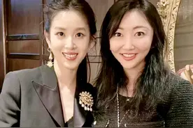 造型师澄清：章泽天所戴胸针系出自法国知名品牌。并不是什么会！图片