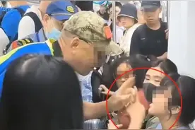 真解气！老人强迫女孩让座后续来了！警方介入：65岁老人被拘留图片