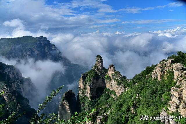 欧亚张家凹的奇峰和云海