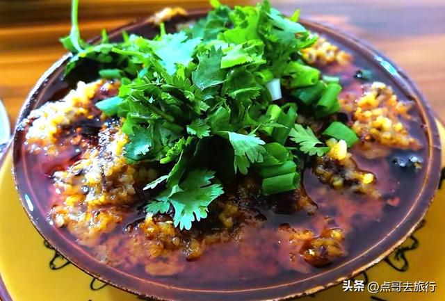 成都彭州被低估的场镇，3公里银杏长廊超级壮观，公交车直达！