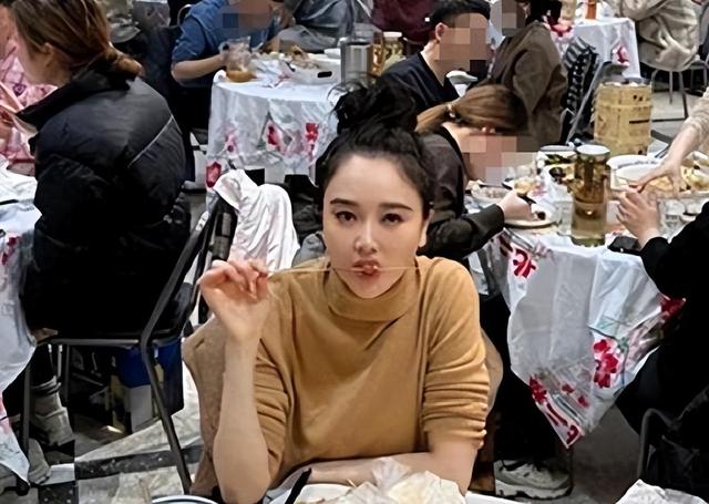 48岁左小青街头撸串太接地气	，生图状态曝光，网友直呼不敢信