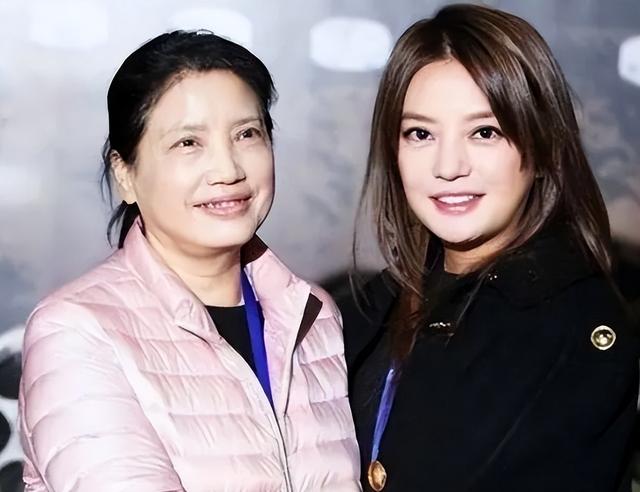 封杀4年，赵薇做梦也没想到，如今56岁哥哥竟成了自己的“救赎”