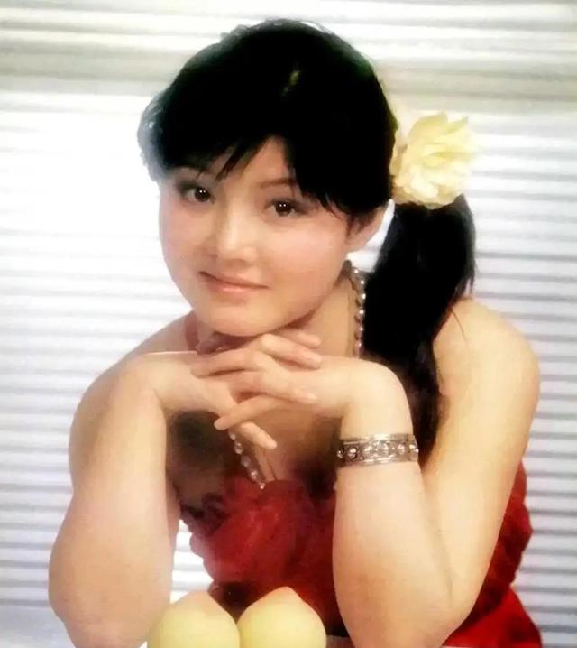 她11岁被导演看中,与名导同居多年被抛弃,童星出身却无人问津