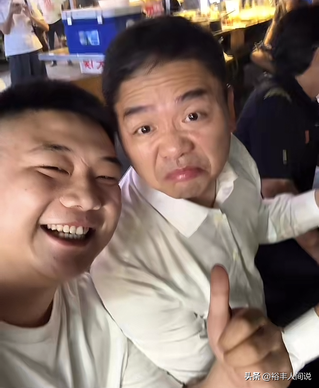 刘强东回宿迁彻底放飞自我！主动揽肩，做鬼脸，用塑料碗大口喝酒