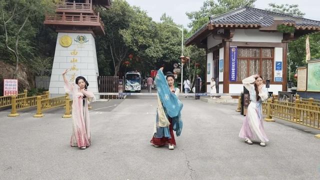 国风雅韵满西山 鄂城汉服巡游点亮双节假期