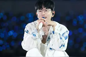 张杰演唱会惊现“小小歌神”，女儿首秀抢镜，这届星二代太会了！图片