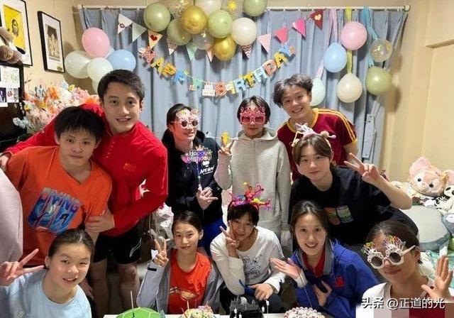 全红婵北京归队 与陈艺文司雅杰聚会 喝咖啡拍照笑容甜 欢声笑语不断