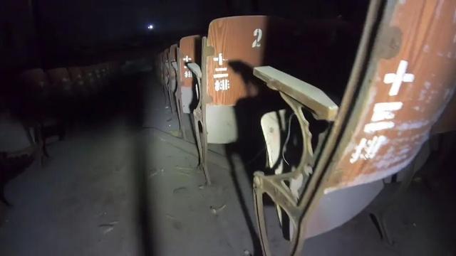 重庆巴南废弃了20多年的电影院，里面还遗留了大量上世纪的老物件
