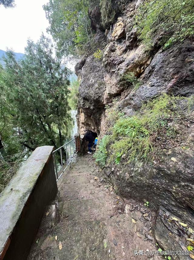 淄川有座小山西边的“山西村”，村里有座借助洞窟修建的“洞庙”