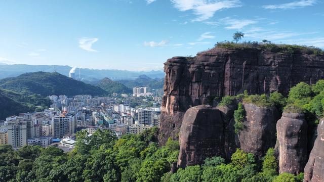 一睹金鸡岭，十年不看山？
