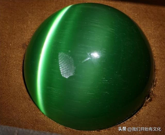 古玩市场上统称“水晶”或“琉璃”的各种玻璃陨石的初步材质分析